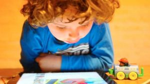 Kinder verbringen mehr Zeit am Handy als draußen