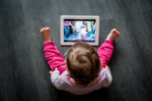 Gehirne von Kindern, die lange auf Bildschirme starren, sehen anders aus!