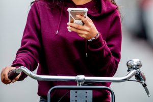 95 Euro Bußgeld für Chatten auf dem Fahrrad
