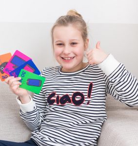 Mädchen hält den Daumen hoch und hat Mytimingcards-Zeitkarten in der Hand