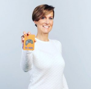 Lisette van der Kuij, Erfinderin der Mytimingcards, mit einer Zeitkarte
